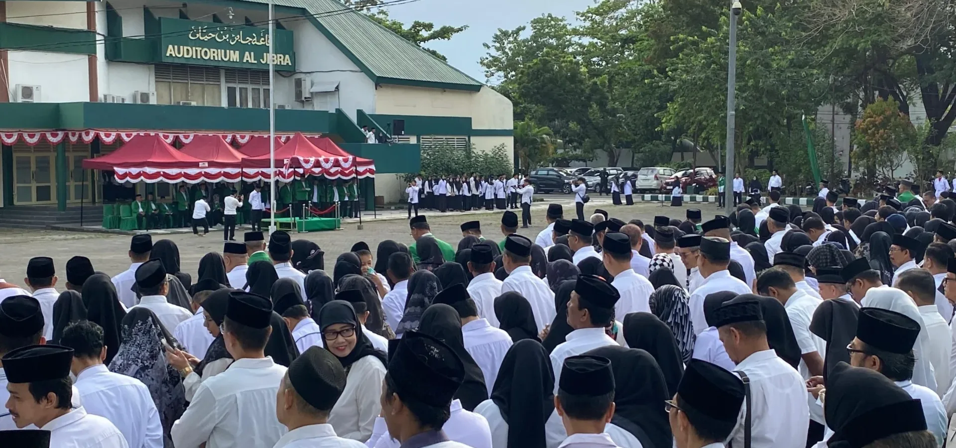Peringati HUT RI ke-80, Civitas Akademika Fakultas Teknik Universitas Muslim Indonesia mengikuti upacara kemerdekaan di pelataran Aula Auditorium Al-Jibra