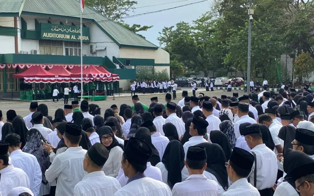 Peringati HUT RI ke-80, Civitas Akademika Fakultas Teknik Universitas Muslim Indonesia mengikuti upacara kemerdekaan di pelataran Aula Auditorium Al-Jibra